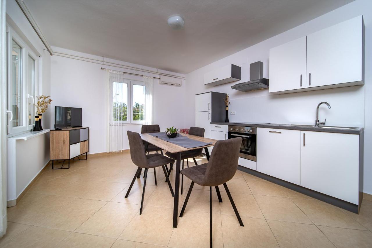 Apartmani Milena Barbat na Rabu Buitenkant foto